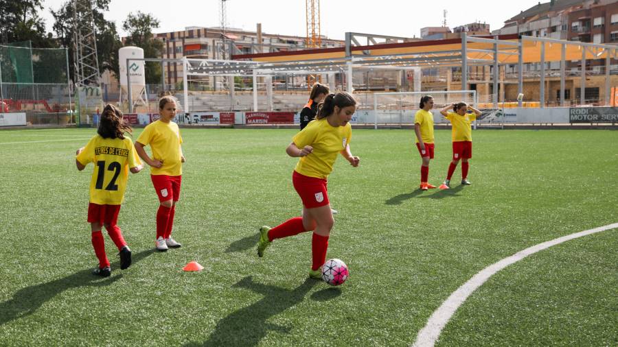 Varias jugadoras durante una de las sesiones formativas en Terres de l'Ebre. Foto: FCF