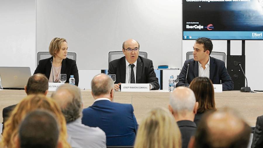 Mercedes Teruel (directora de la cátedra de innovación de la URV), Josep Ramon Correal (consejero editorial del Diari) y Enric Penalba (director de zona de Ibercaja). FOTO: A. Mariné