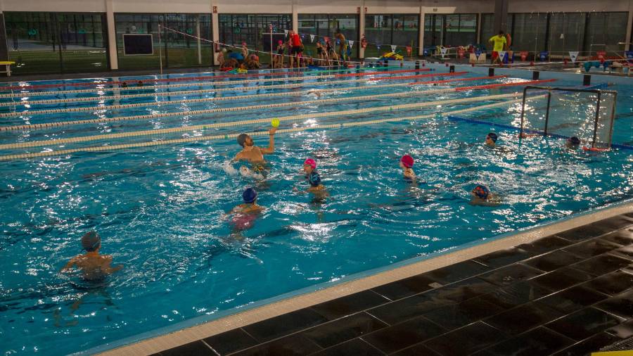 Imatge d’arxiu. La piscina obrirà el dia 2 de juny i de moment només per al Club Natació. FOTO: Joan Revillas