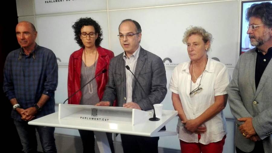 El president del grup de JxSí, Jordi Turull, acompanyat per Marta Rovira, Lluís Llach, Antoni Castellà i Magda Casamitjana. Foto: ACN