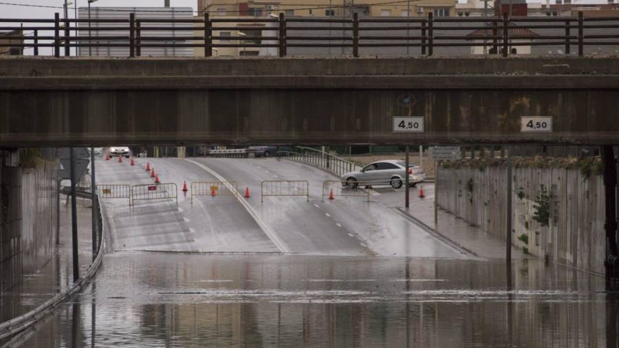 El pont de Ferreries de la C-12 s'ha tornat a inundar i s'ha hagut de tallar el trànsit. Foto: Joan Revillas/DT