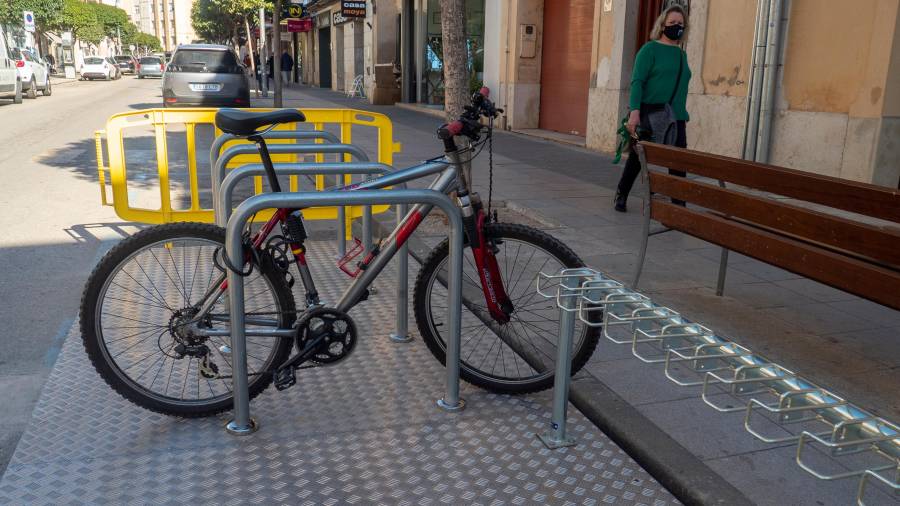 El nou estacionament per a bicicletes està situat a l’Avinguda de la Ràpita, just davant de l’edifici de l’antic Sindicat. foto: Joan Revillas