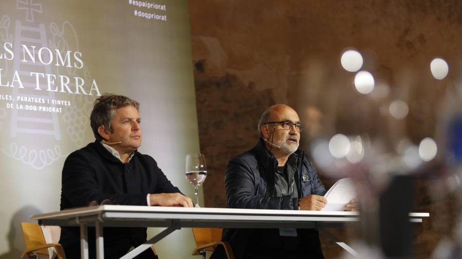 El viticultor Álvaro Palacios i el president de la DOQ Priorat, Sal·lustià Álvarez, durant la presentació de la nova classificació dels vins de la DOQ Priorat a Escaladei. FOTO: ACN