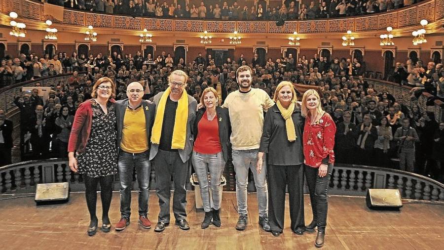 Imatge de grup de tots els participants al míting d’ERC, ahir, al Teatre Fortuny de Reus. FOTO: A. gonzález
