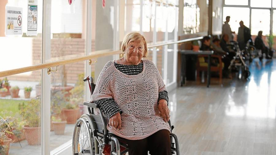 Eulalia García González, ‘Lala’, de 96 años recién cumplidos, en la residencia Nostrallar, ubicada en Els Pallaresos. FOTO: Fabián Acidres