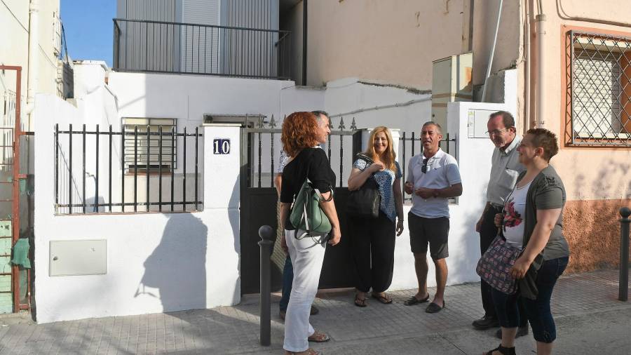Socios de la cooperativa Llars Familiars y su presidente, Josep Moreno (derecha), ante la casa rehabilitada. FOTO: Alfredo González