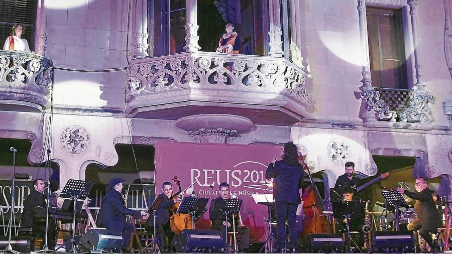 La Casa Navàs lució con fuerza ayer durante el acto de inauguración del ‘Any de la Música’ en la plaza Mercadal. FOTO: alfredo gonzález