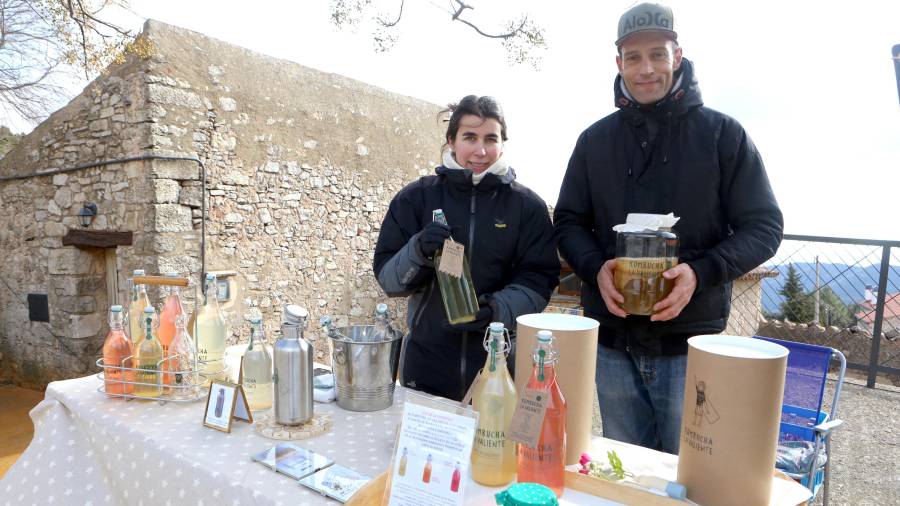 Mireia Mas y Javier Ortega (con un kit de iniciación a la kombucha), junto a algunos de sus productos. Foto: Alba Mariné