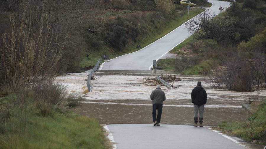 El riu Canaletes se sol desbordar a la carretera TV-3301.Foto: Joan Revillas/DT