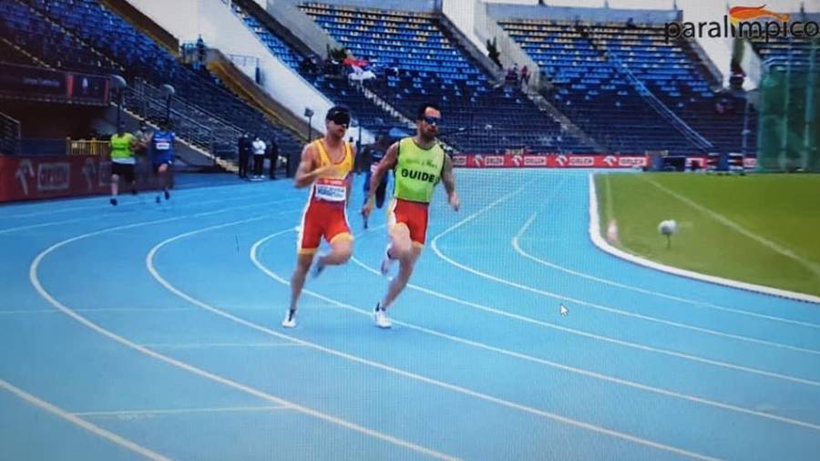 Descarrega corre junto a su guía Guillermo Rojo en la prueba de 400 metros. FOTO: Cedida