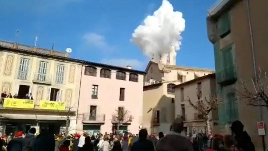 Captura del vídeo facilitado por A. Moreno y Sergi314 de una explosión pirotécnica ocurrida este mediodía en la localidad barcelonesa de Centelles durante la tradicional fiesta del Pi. EFE