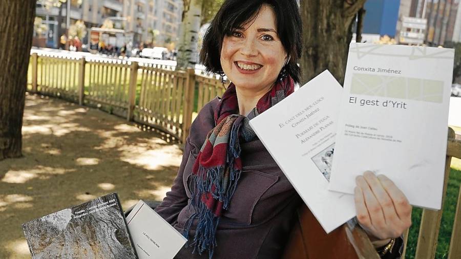 Conxita Jiménez, amb els seus darrers quatre llibres de poesia. FOTO: Pere Ferré