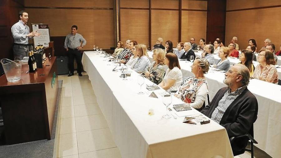 Imagen de la degustación de vinagres que se realizó en El Corte Inglés de Tarragona. FOTO: PERE FERRÉ