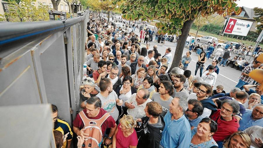 Centenares de personas haciendo cola a las puertas del colegio Joan Rebull. Foto: A. González