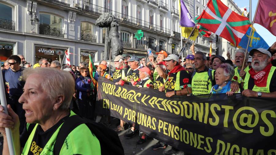 Llegada de la marcha de pensionistas, desde diferentes puntos de España, ayer a Madrid. FOTO: EFE