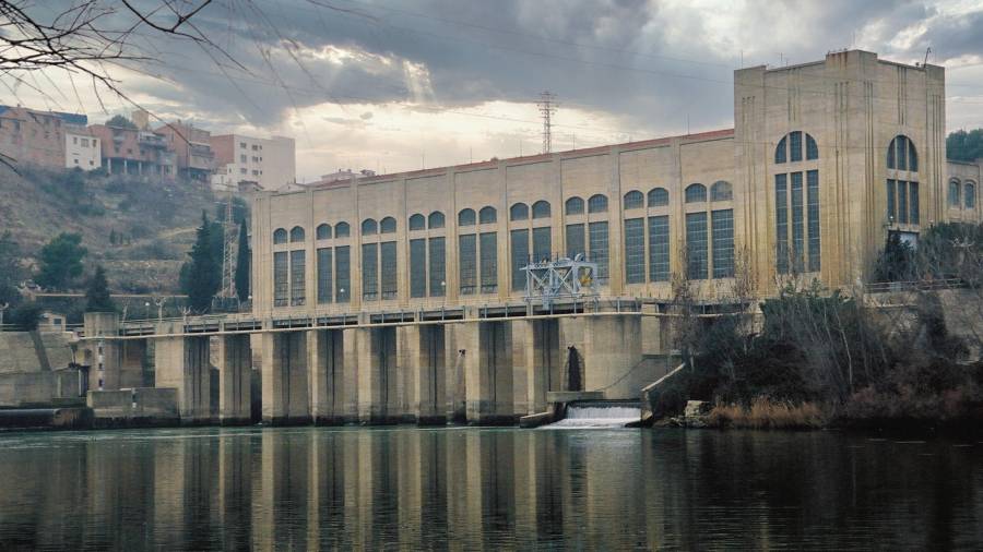 La central hidroelèctrica de Flix, on han treballat moltes generacions de flixancos i riberencs en les darreres dècades. FOTO: JOAN REVILLAS