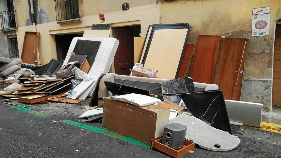 Dejaron los muebles de un piso entero en medio de la calle. Foto: Cedida