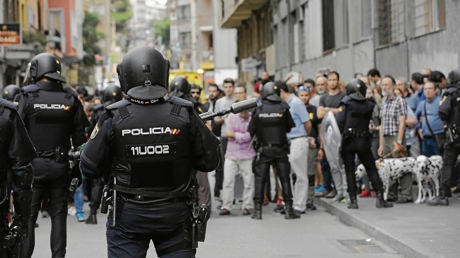 Una de les càrregues policials va tenir lloc a l’IES Tarragona, al carrer d’Estanislau Figueres. Foto: Lluís Milián