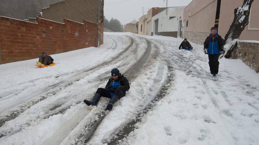 Veïns de la Fatarella, jugant avui amb la neu acumulada al poble. Foto: Joan Revillas
