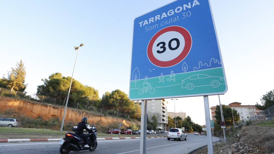 En los accesos a la ciudad se colocaron carteles que informan a los conductores de la obligatoriedad de ir a 30 km/h. FOTO: PERE FERRÉ