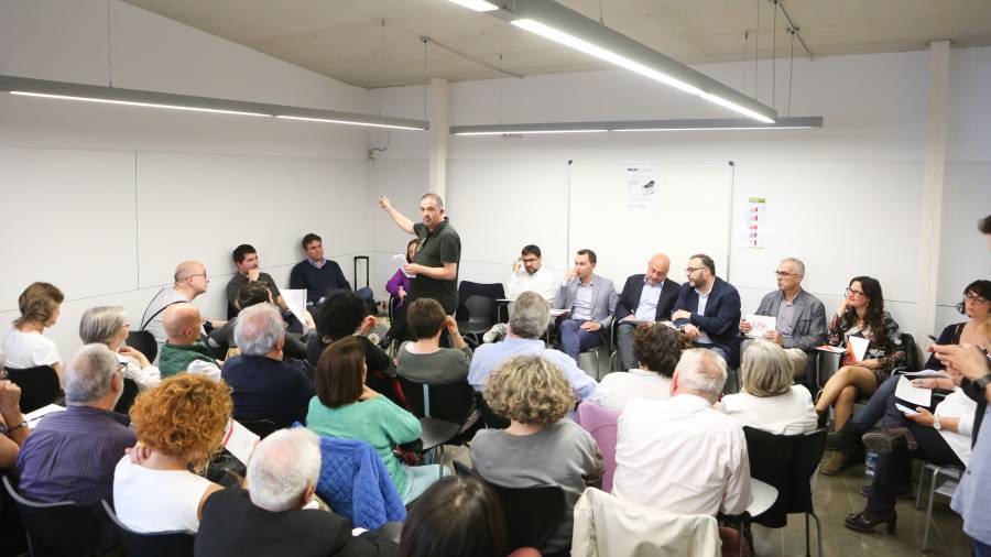 Horts de Miró organizó un debate político para plantear las cuestiones que más preocupan a los vecinos. FOTO: alba mariné