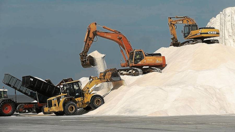 matge d’unes excavadores recollint la sal al delta de l’Ebre. FOTO: Joan Revillas