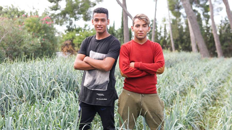Khalid Esshaybi y Youssef Taouil, ya mayores de edad, en Valls, donde residen. Llegaron a España desde Marruecos siendo menores. Foto: Alba Mariné