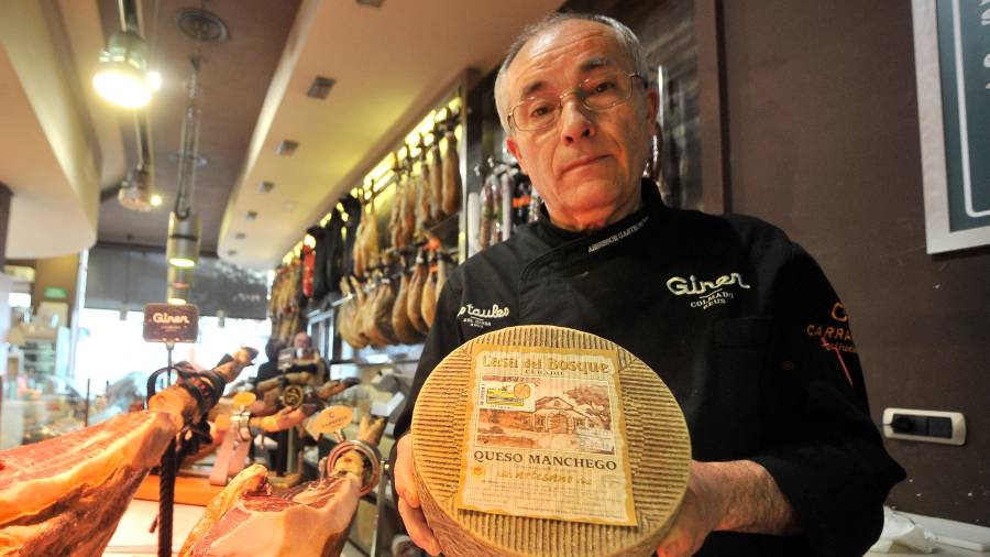 En el Colmado Giner de Reus se pueden encontrar los mejores quesos manchegos. Foto: Alfredo González