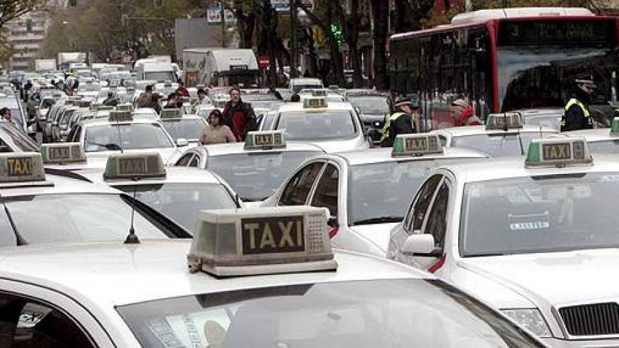 Una de las reivindicaciones que tienen los taxistas de Barcelona en el conflicto con Uber y Cabify es que el Gobierno transfiera las competencias de transporte a las comunidades autónomas y a los ayuntamientos. EFE