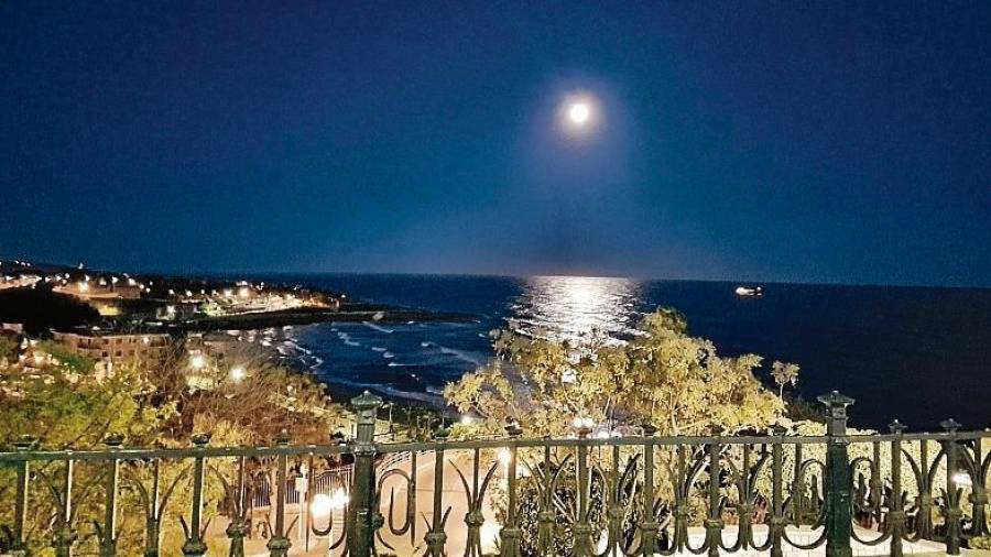 Vista nocturna des del Balcó del Mediterrani. Foto: Maria Elisa Aragonés Domènech