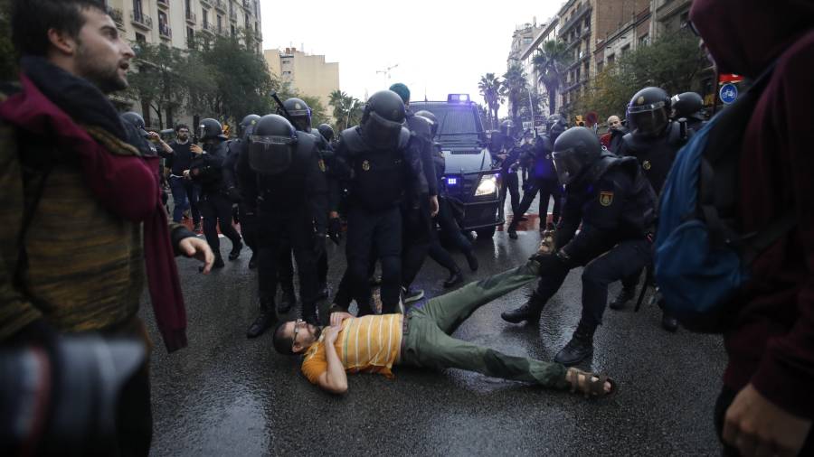 Agents antiavalots de la Policia Nacional formen un cord&oacute; de seguretat als voltants del col·legi Ramon Llull de Barcelona