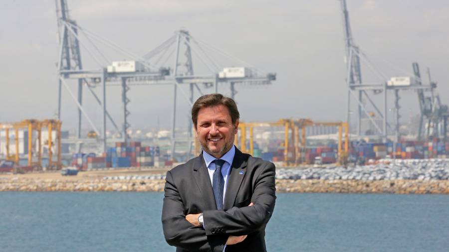 Josep Andreu, todavía presidente del Port, junto a la terminal de contenedores. Foto: Lluís Milián