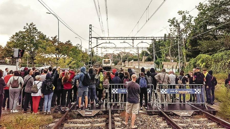 La vía férrea entre Tarragona y Reus estuvo cortada durante dos horas. FOTO: Endavant Baix Camp