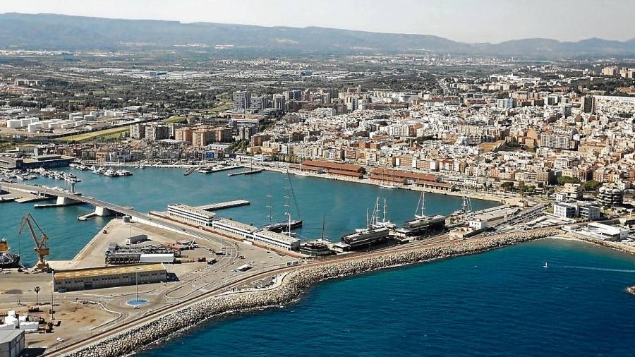 Imagen aérea del Port de Tarragona, que mantiene su actividad habitual pese al conflicto con la estiba.