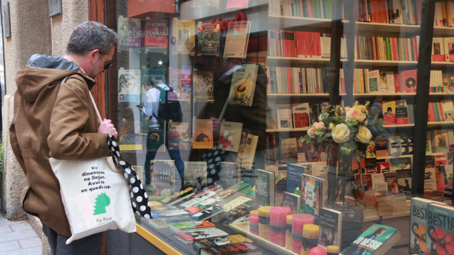 Un hombre mira los libros de una librería de Reus. Foto: Ariadna Escoda (ACN)
