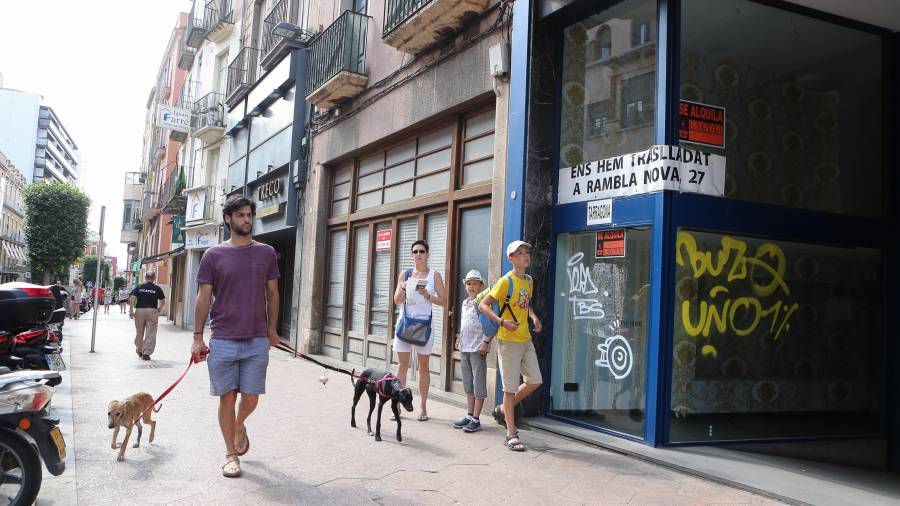 Imagen de la Raval Martí Folguera, donde hay muchos carteles de ‘se alquila’ o ‘se traspasa’. Foto: Alba Mariné