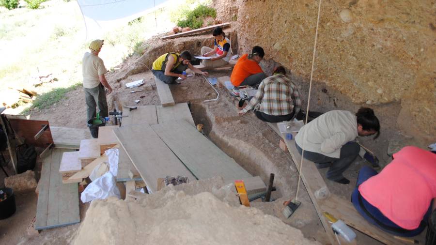 L'equip de l'excavació estava format per 10 persones, 6 de les quals son estudiants del Màster Erasmus Mundus d’Arqueologia del Quaternari i Evolució Humana de la Universitat Rovira i Virgili de Tarragona.