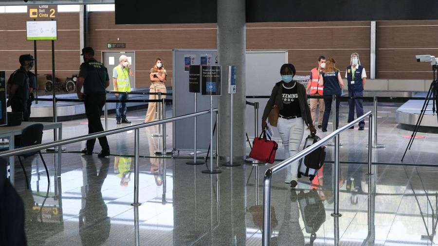 Pasajeros que llegaron el día 1 al aeropuerto de Reus. En la foto, el control de pasaportes. FOTO: FABIÁN ACIDRES