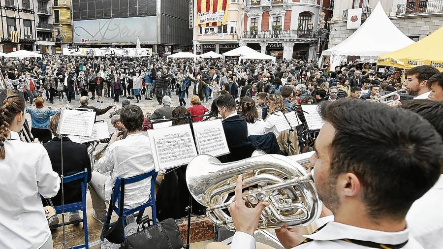 La diada d’ahir va ser una jornada cultural, amb diverses activitats que es desenvoluparen, sobretot, a la plaça del Mercadal. FOTO: Alfredo González