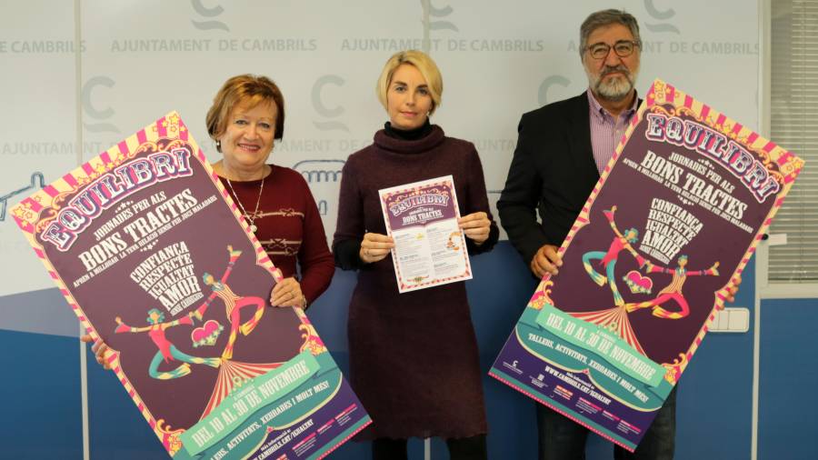 Anna Morera, Mònica Romano i Josep Maria Vallès amb el cartell de la programació d'actes a Cambrils a les mans