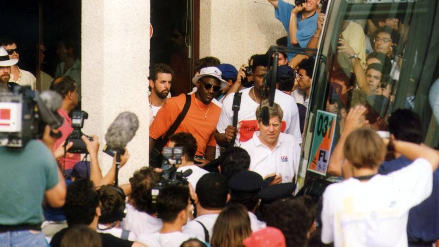 Michael Jordan (camiseta naranja, sombrero blanco) se dirige al autocar tras aterrizar en el aeropuerto de Reus. Era una de las estrellas de aquel Dream Team. Foto: Pere Ferré