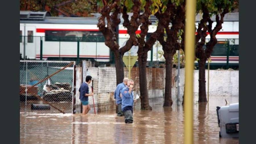 Inundaciones en la calle Pescador de Calafell.