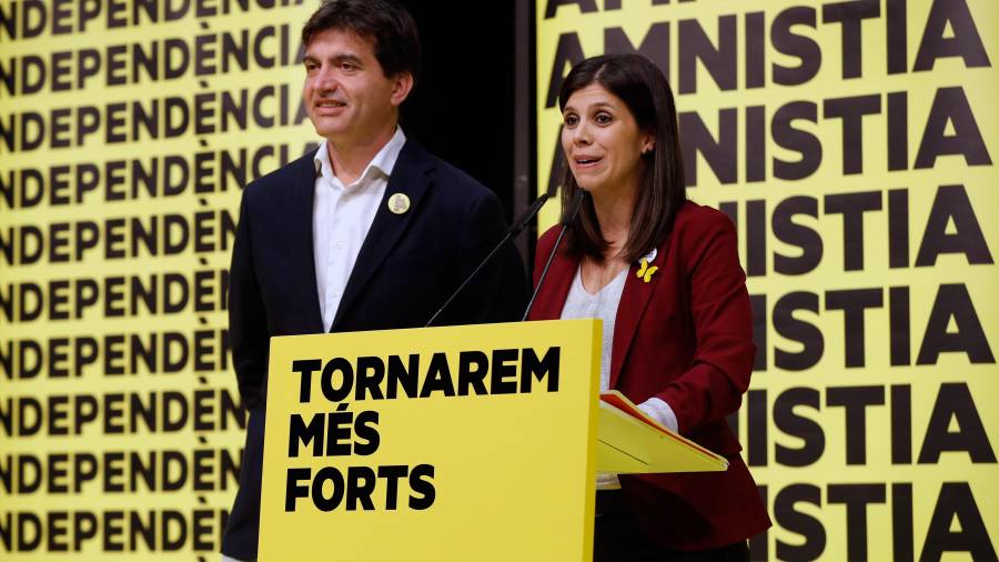 Los portavoces de ERC, Marta Vilallta y Sergi Sabrià atienden a los medios de comunicación en la Estació del Nord donde su partido sigue la noche electoral