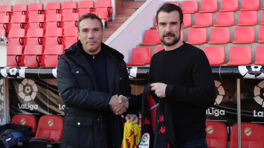Rodri y López Garai posan con las camisetas de Nàstic y Reus en el Nou Estadi. foto: Lluís Milián