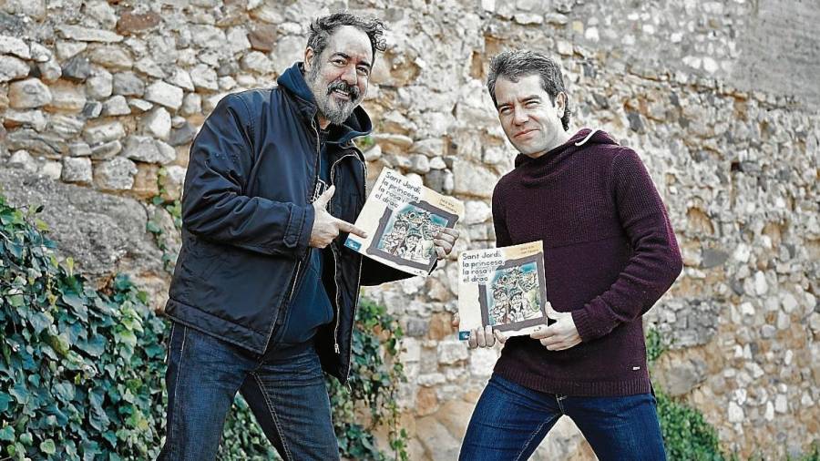 El caricaturista Joan Vizcarra i l’escriptor David Ortin amb el conte infantil. FOTO: ALBA TUDÓ