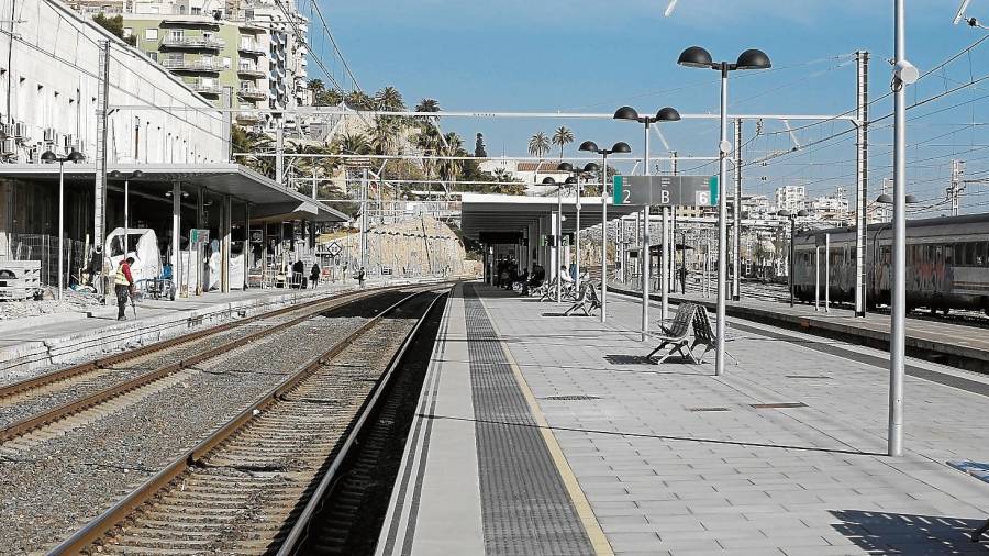 Imagen del andén central reformado de la estación de trenes de Tarragona. Foto: Pere Ferré