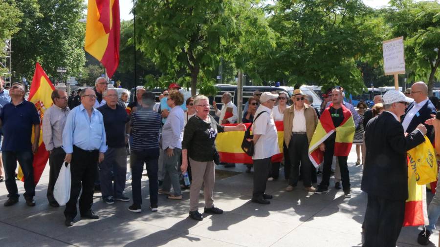 Imatge d'arxiu d'un moment de la concentració de Falange contra la conferència del president de la Generalitat, Carles Puigdemont, a Madrid. Foto: ACN