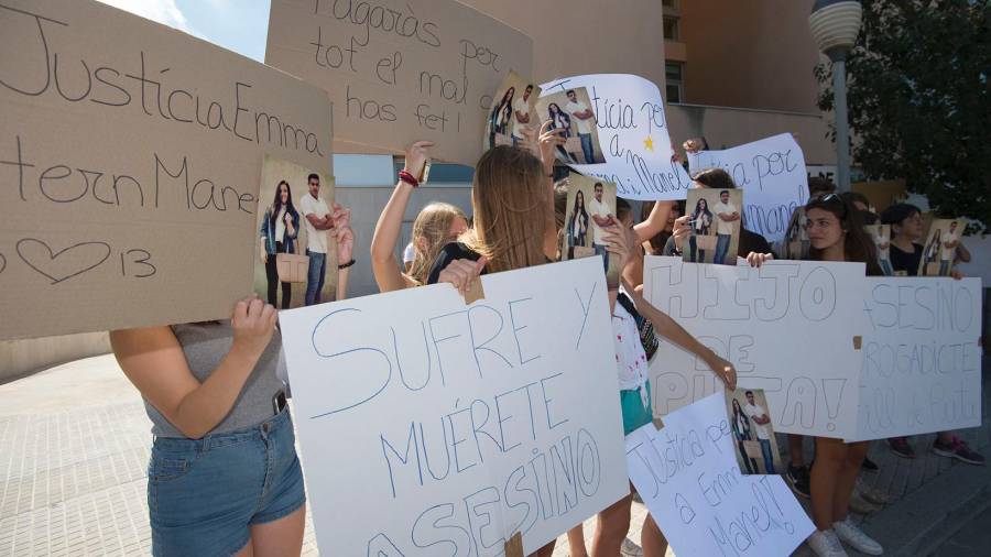 Els amics de l'Emma i el Manel van mostrar cartells reclamant justícia. Foto: Joan Revillas
