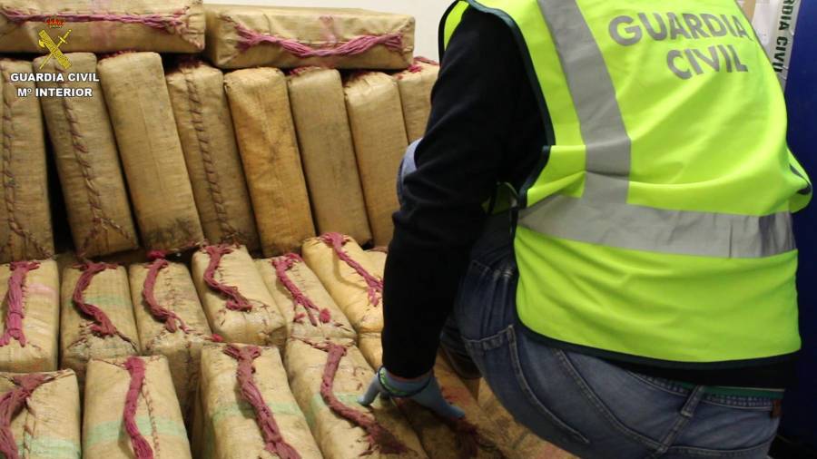 Las más de 3,5 toneladas de hachís localizadas en una vivienda de Deltebre. FOTO: Guardia Civil