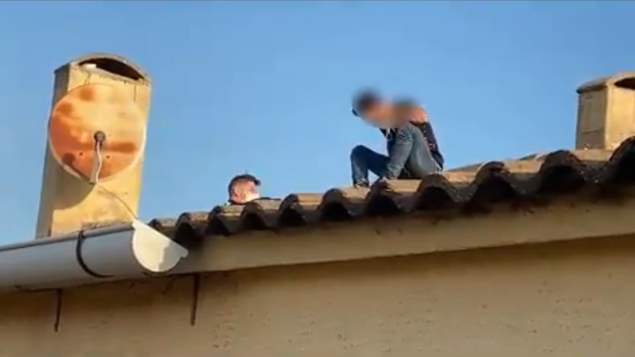 Los agentes de la Guàrdia Urbana consiguieron hacer bajar a uno de los dos hombres que se subió a un tejado para huir. FOTO: DT